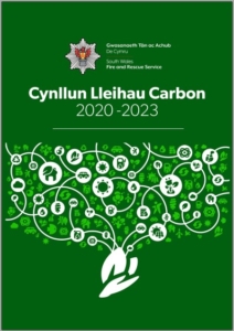  Clawr blaen y Cynllun Lleihau Carbon ar ddiagram ac eiconau coed